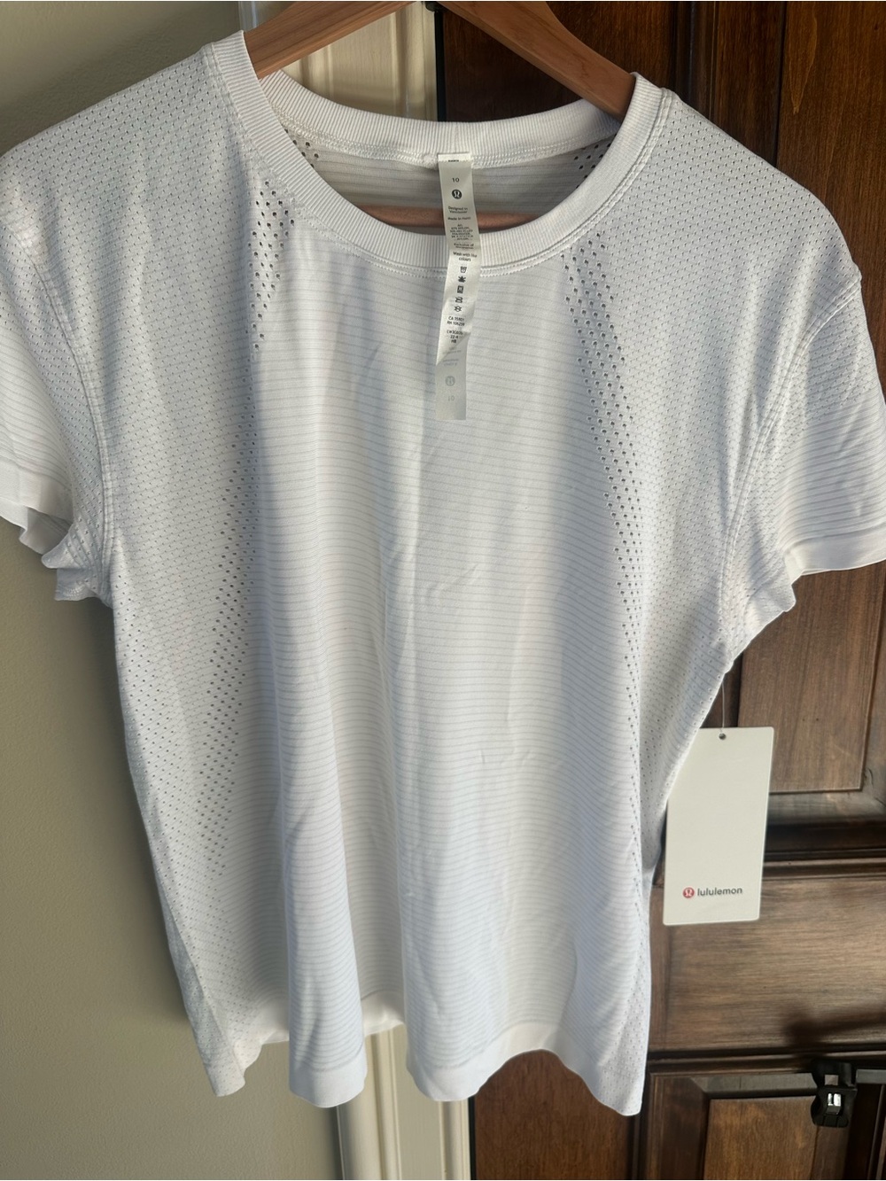 lululemon Ladies NWT Sz 10 White Train To Be Short Sleeve Performanc Tee